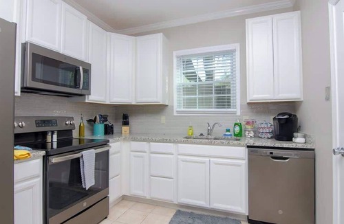 Franklin House | 421 B · Walk to downtown Franklin, Plenty of room for 6