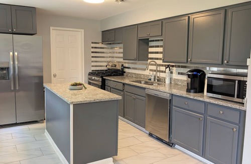 Romulus House | 5 bedroom Detroit Metro Airport Home!