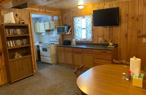 Paradise House | 5 bedroom home in Paradise! 4 miles from Tahquamenon Falls