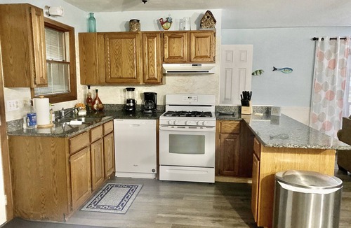 Fremont House | 5 Bedroom Lake Access House and Entertainment Bldg