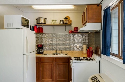Mayfield Apartment | 5 Separate Rooms Next To Each Other by Fife Lake - Group Retreat