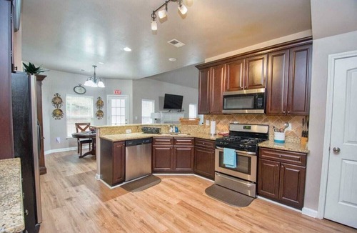 Cliftondale House | 5-Star Luxury Home Sleeps 22+ Airport proximity