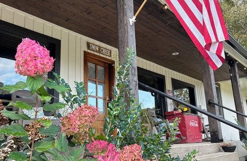 Kedron Cabin | 55 ACRE WATERFRONT RETREAT ~HOT TUB~SWIM ~FISH ~KAYAK ~HIKE ~1 ACRE SPRING POND~