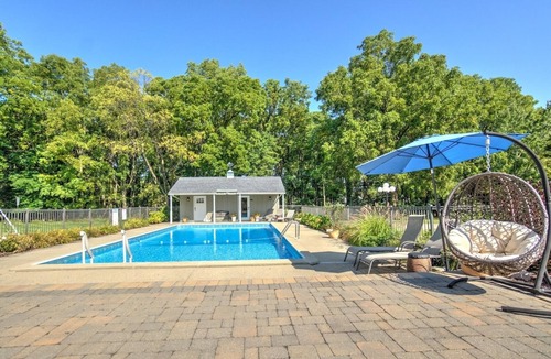 Marshall House | 6-bedroom Bed & Breakfast in peaceful Marshall with Resort-Style Amenities