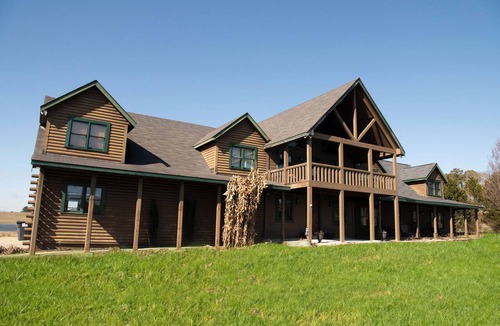 Bowdon Junction Cabin | 7BR Lake Cabin in Carrollton, Spacious, Private, Ideal for Work Retreats