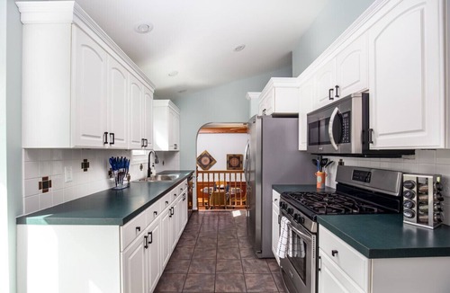 Grand Rapids House | 9mins to Downtown GR | Hot Tub | Fire Pit | Pet Friendly | Foos Ball | Ping Pong