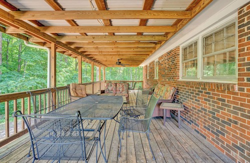 Smithville House | A golf cart ride away from live music, the lake, and a weekend of fun