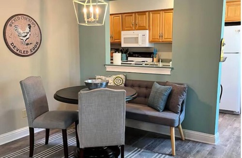 Biloxi Apartment | Above It All. Charming 2-bedroom apartment in the heart of Ocean Springs.