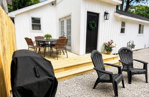 Warsaw Cottage | Adorable 2-bedroom cottage with lake access to Big Barbee