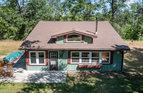 Au Gres House | Adorable cabin nestled along Schnitzelbank Creek with private beach access