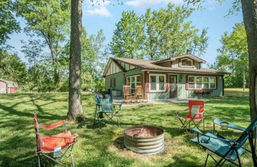 Au Gres Cabin | Adorable Schnitzel Creek cabin with private beach access & a rentable boat slip