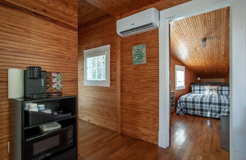 Knoxville House | Airplane Filling Station -Unique Stay in Knoxville