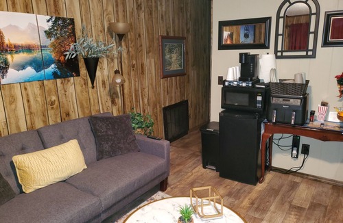 Alcoa House | Airport Mountain Suites - Private Hot Tub + Cozy Cabin Style Near Eats & Brews