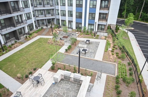 East Side Apartment | Alease Luxe Retreat | Luxury 2BR | Sleeps 4