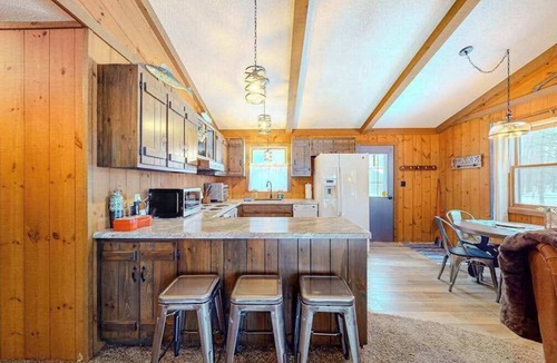 Minocqua House | All-seasons lakefront cabin with dock, wood fireplace, kitchen, kayaks, & AC