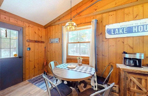 Minocqua House | All-seasons lakefront cabin with dock, wood fireplace, kitchen, kayaks, & AC