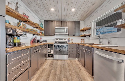 Trimble House | Allie’s on the Rocks Pet-Friendly Lakefront Bungalow