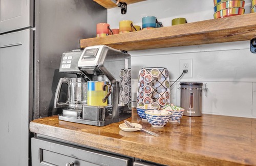 Trimble House | Allie’s on the Rocks Pet-Friendly Lakefront Bungalow