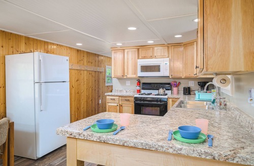 Rumely Cottage | Aquapark + Beach Stay: SUPs & Kayaks, Scooters, Playground, Laundry - Cottage 6
