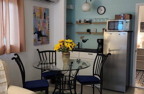 Fairhope Apartment | Artist’s Cozy Studio Retreat, A short walk to Mobile Bay and Downtown Fairhope