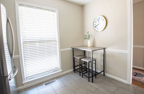 Homewood House | Ashwood Heights | 2.5 Baths/King Beds/Free Parking