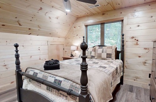 Wears Valley Cabin | At Park's Edge (3-Bedroom Cabin) with Mountain view by RedAwning