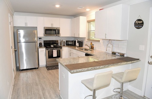 College Park House | Atlanta Charming 3-bedroom Haven near Atlanta Airport and Downtown