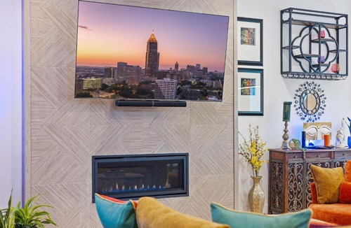 Reynoldstown House | Atlanta Luxury Stay -3 Miles to Downtown with Hot Tub - GameRoom - Sleeps 10