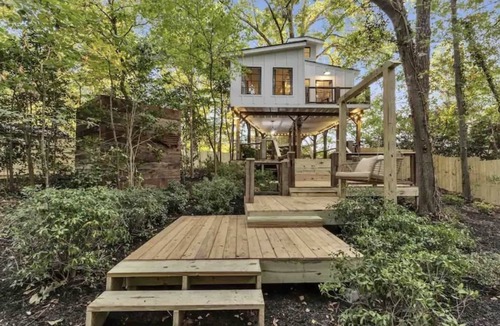 East Point House | Atlanta Treehouse 6BR Hot tub Fire Pit 15 Min to ATL