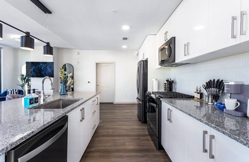 Peachtree Center Condo | Azure Heights: Executive Stay | 21st-Floor Luxury Suite with Skyline Views