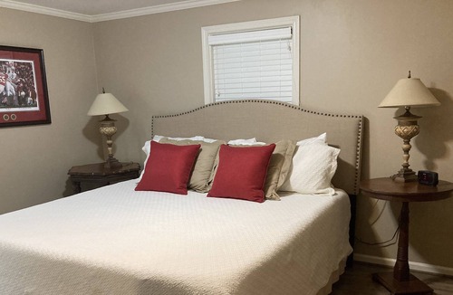 Tuscaloosa Apartment | Bama Den - Book for Football Season! Swimming Pool!