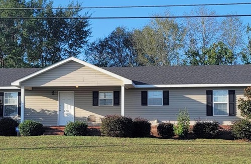 Enterprise House | Baseball and softball fans! Two-bedroom near Enterprise State Comm. College.