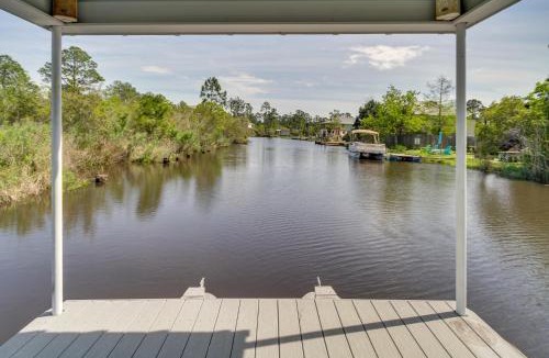 Shoreline Park Apartment | Bay St Louis Houseboat 6 Mi to Old Town & Beach!