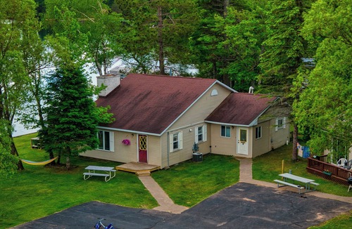 Rumely House | Beach, Aqua Park, Kayaks + SUPs, Playground, Campfires, Lawn Games! - Cottage 1