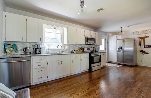 Benton Harbor House | Beach Cottage - Sauna - Hot tub - Fireplace - Wine