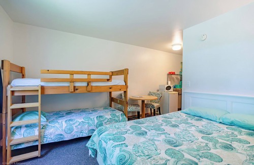 Oscoda Hotel | Beach Hotel Room · Havenwood Shores No. 11