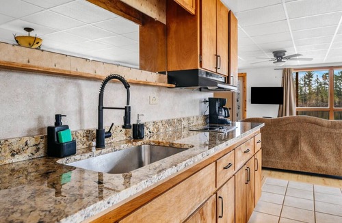 Mayfield Condo | Beachfront | 10mi to TC | Pontoon Rental l Sauna
