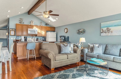 Twin Lake House | Beachfront! Pontoon Rtl +Hot Tub +Pedal Boat/Kayaks/Paddle Board +Great fishing