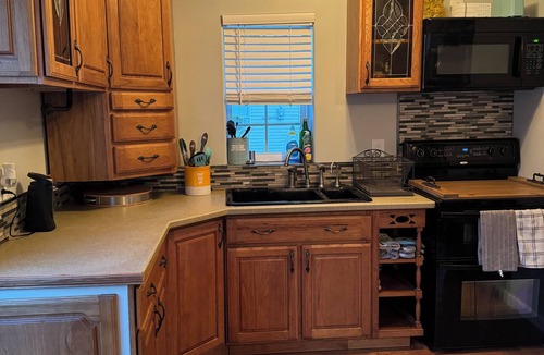 Bradley Cottage | Beautiful 2-bedroom cottage with outdoor kitchen,a boat slip & Gun lake