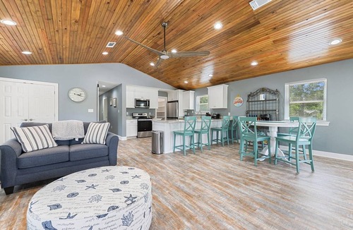 Waveland House | Beautiful 4-bedroom house with AC in quaint Waveland