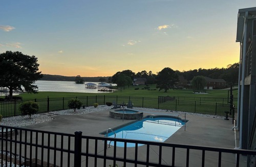 Lincoln House | Beautiful 4-bedroom lake house on Lake Logan Martin