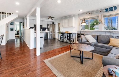 White Lake House | Beautiful 4-bedroom Lake Front Cottage with HOT TUB & rentable BOAT