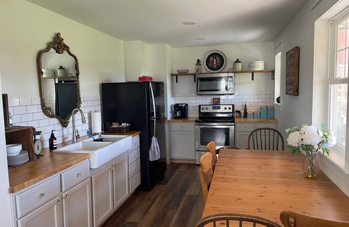 Shaftsburg Cottage | Beautiful Country Cottage: disc golf 5 baskets, fire pit, near MSU, Antiques