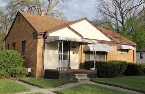 Oak Park Apartment | Beautiful, Cozy Stay in Oak Park, Queen Bedroom, Work Setup & Backyard Grill