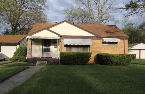 Oak Park Apartment | Beautiful, Cozy Stay in Oak Park, Queen Bedroom, Work Setup & Backyard Grill