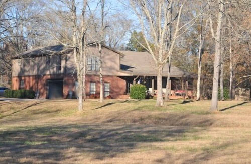 Oxford House | Beautiful Farmhouse- Easy Ride to the Square/Stadium.