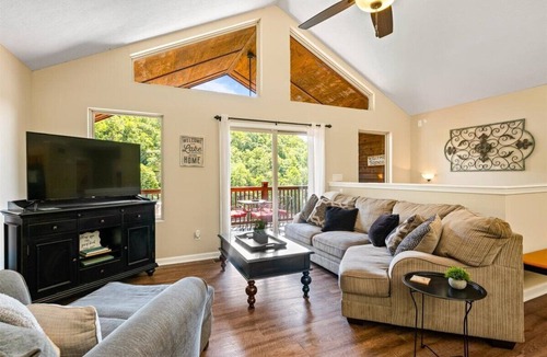 Lakeside Estates House | Beautiful Lakefront Getaway - Sleeps 26 - Norris Lake’s Best Location
