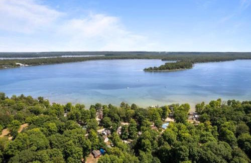 Interlochen House | Beautiful Log Cabin Wooded Lake Access Interlochen Arts Academy