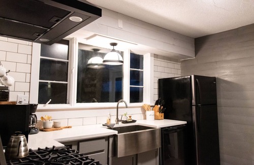 Kalamazoo House | Beautiful Modern Downtown Kalamazoo Home- next to WMU and K College!