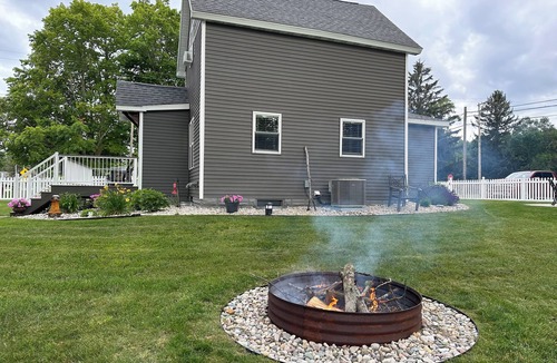 Elberta House | Beautiful modern farmhouse close to Lake Michigan and Frankfort, A/C, sleeps 8
